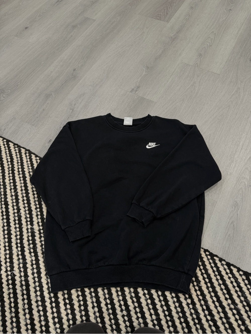 Boys Youth Black Nike sweatshirt / crewneck size Large